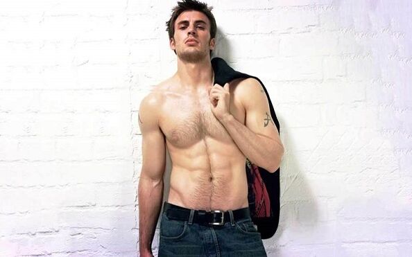 seksowny mężczyzna z powiększonym penisem